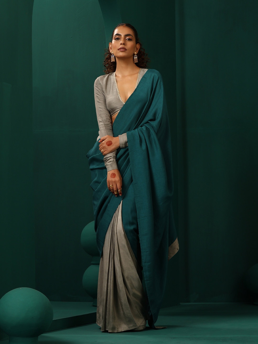 

trueBrowns Colourblocked Ready to Wear Saree, Grey