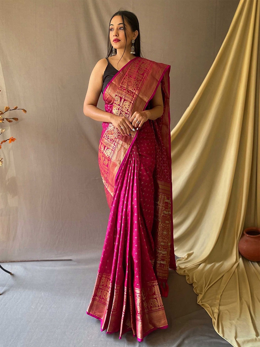 

Mitera Pink & Gold-Toned Geometric Woven Design Zari Kanjeevaram Saree