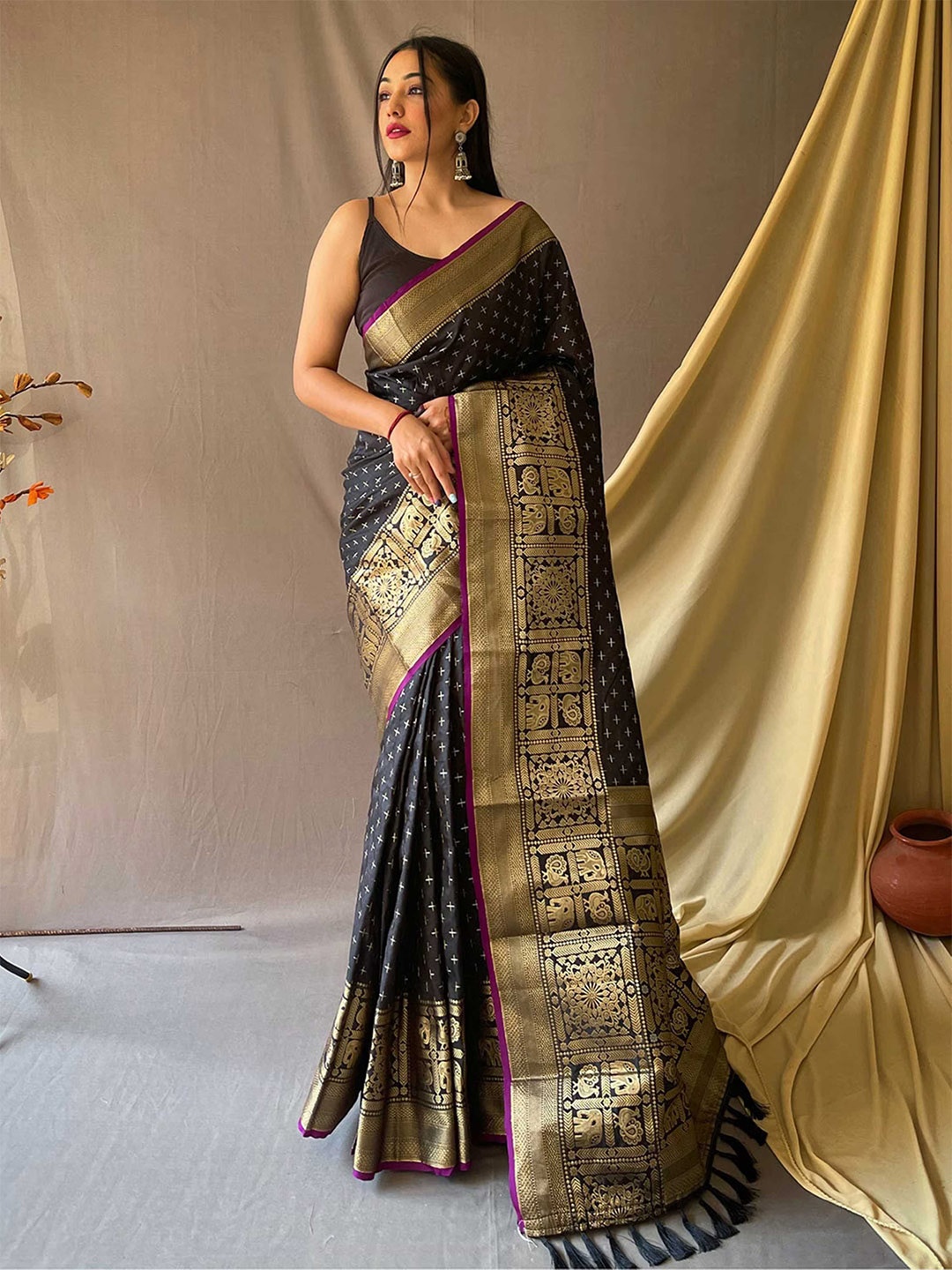 

Mitera Black & Gold-Toned Geometric Woven Design Zari Kanjeevaram Saree