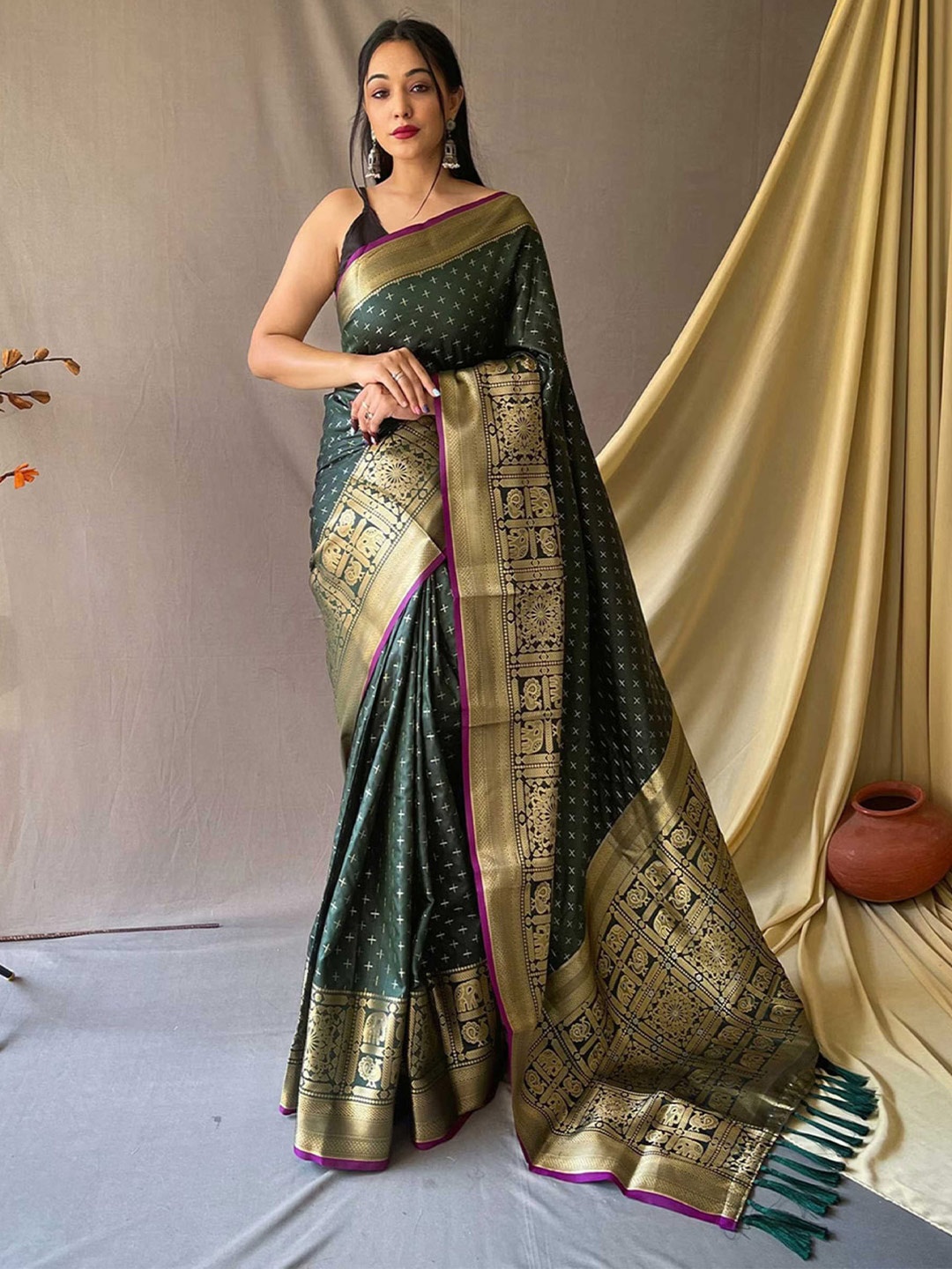 

Mitera Green & Gold-Toned Geometric Woven Design Zari Kanjeevaram Saree