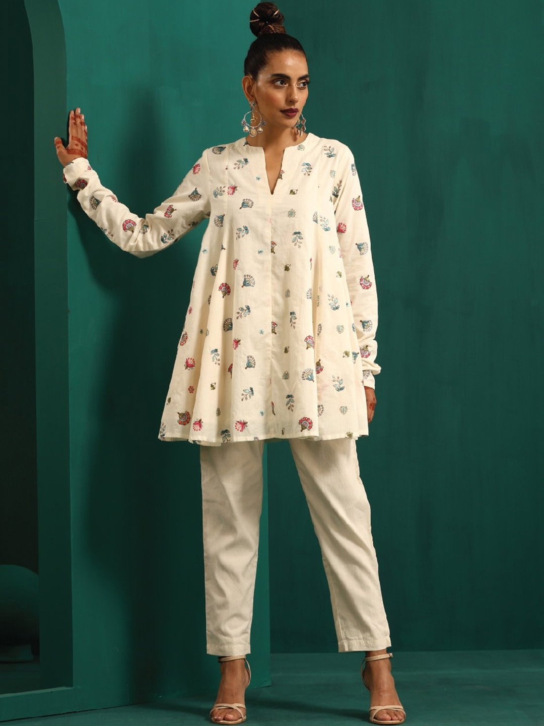 

trueBrowns Floral Embroidered A-Line Kurti & Trousers, Off white