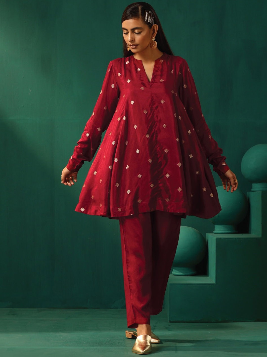 

trueBrowns Geometric Woven Design A-Line Kurti With Trousers, Maroon