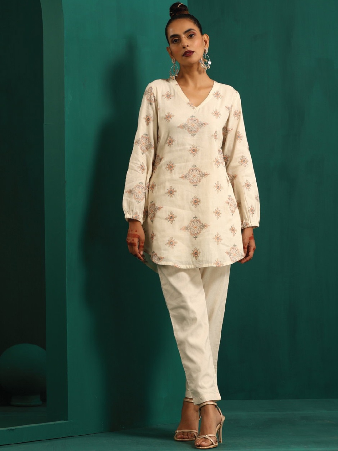 

trueBrowns Ethnic Motifs Embroidered Pure Cotton Top With Trousers Co-Ords, Off white