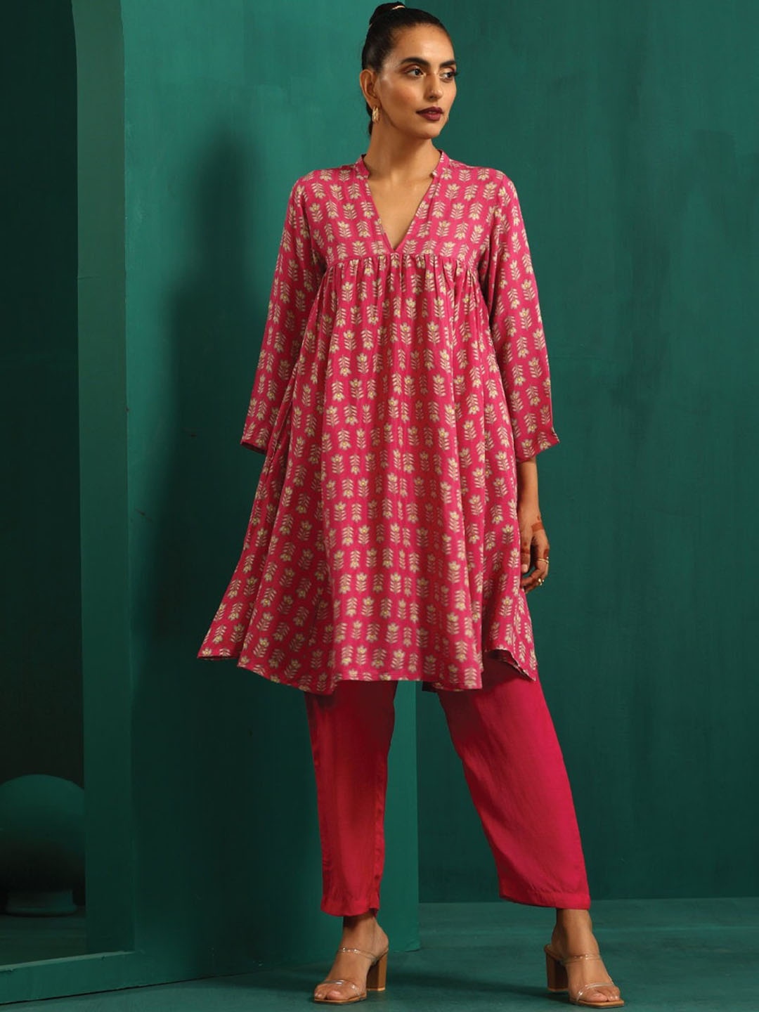 

trueBrowns Floral Printed Empire Kurta & Trousers, Pink