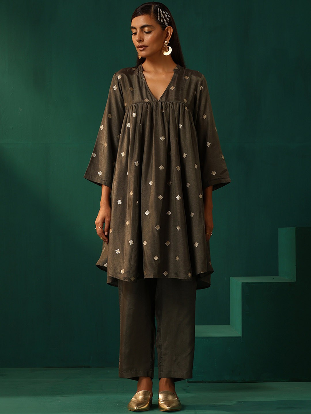 

trueBrowns Geometric Printed A-Line Kurta With Trousers, Grey