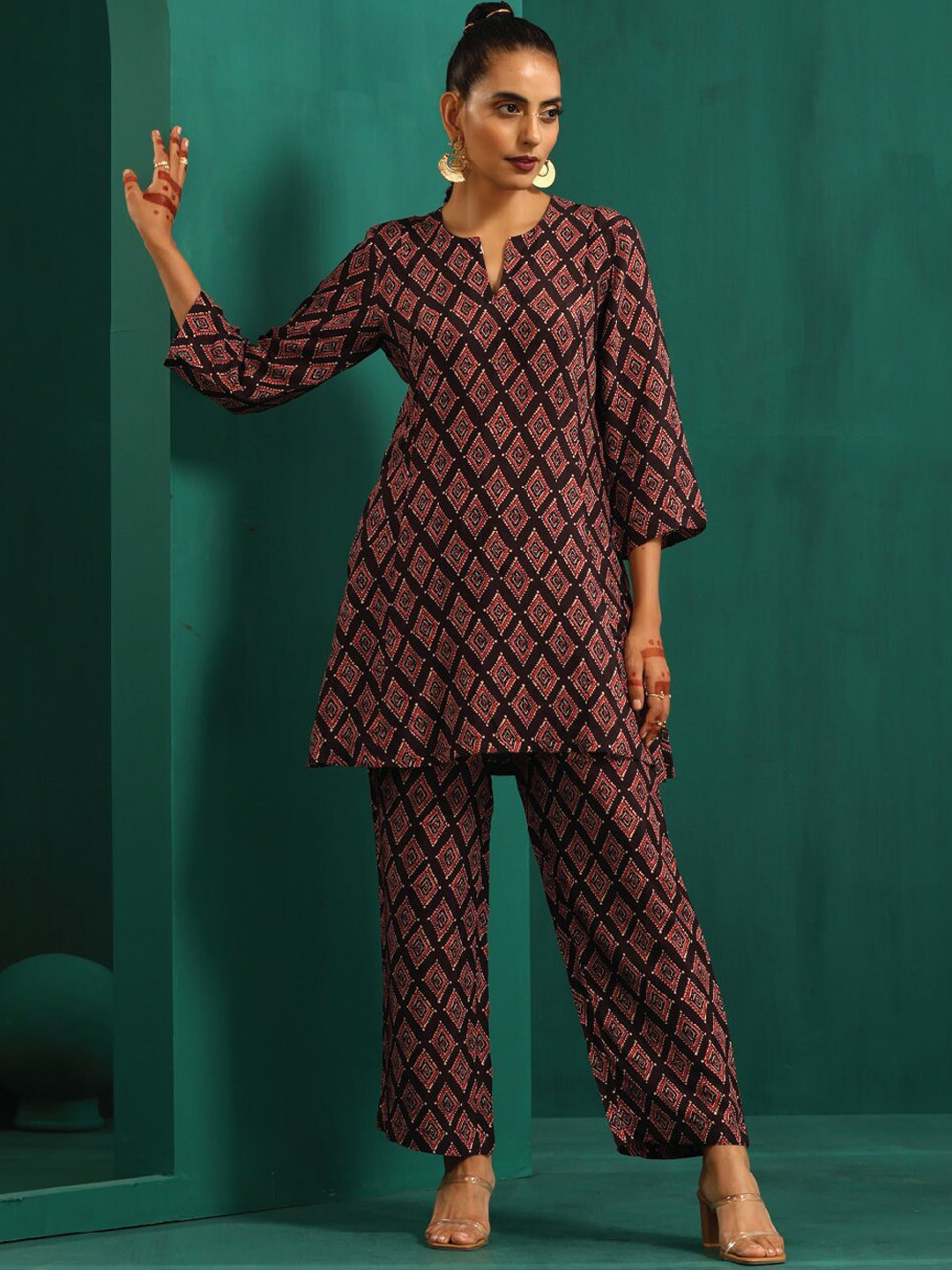 

trueBrowns Ethnic Motifs Printed A-Line Kurti With Palazzo, Black