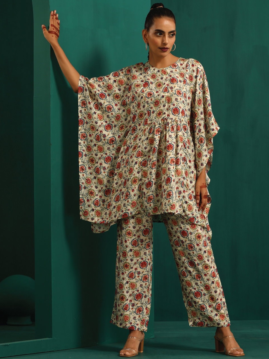 

trueBrowns Floral Printed Kaftan Kurti With Palazzo, Off white