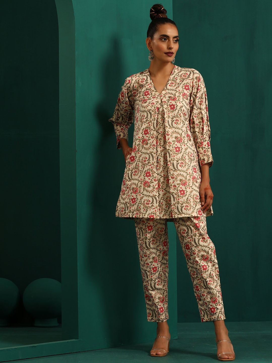 

trueBrowns Floral Printed Pure Cotton A-Line Kurti With Trousers, Off white