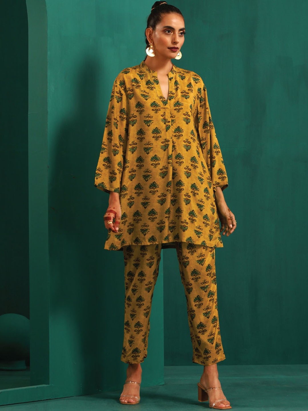 

trueBrowns Floral Printed A-Line Kurti & Trousers, Mustard