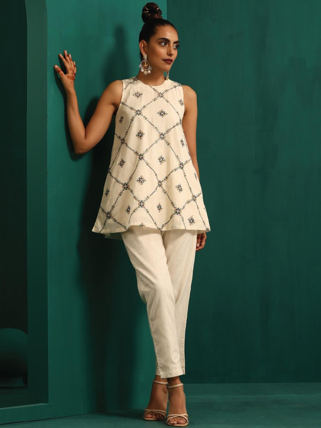 

trueBrowns Printed Sleeveless Pure Cotton A-Line Top With Trousers, Off white