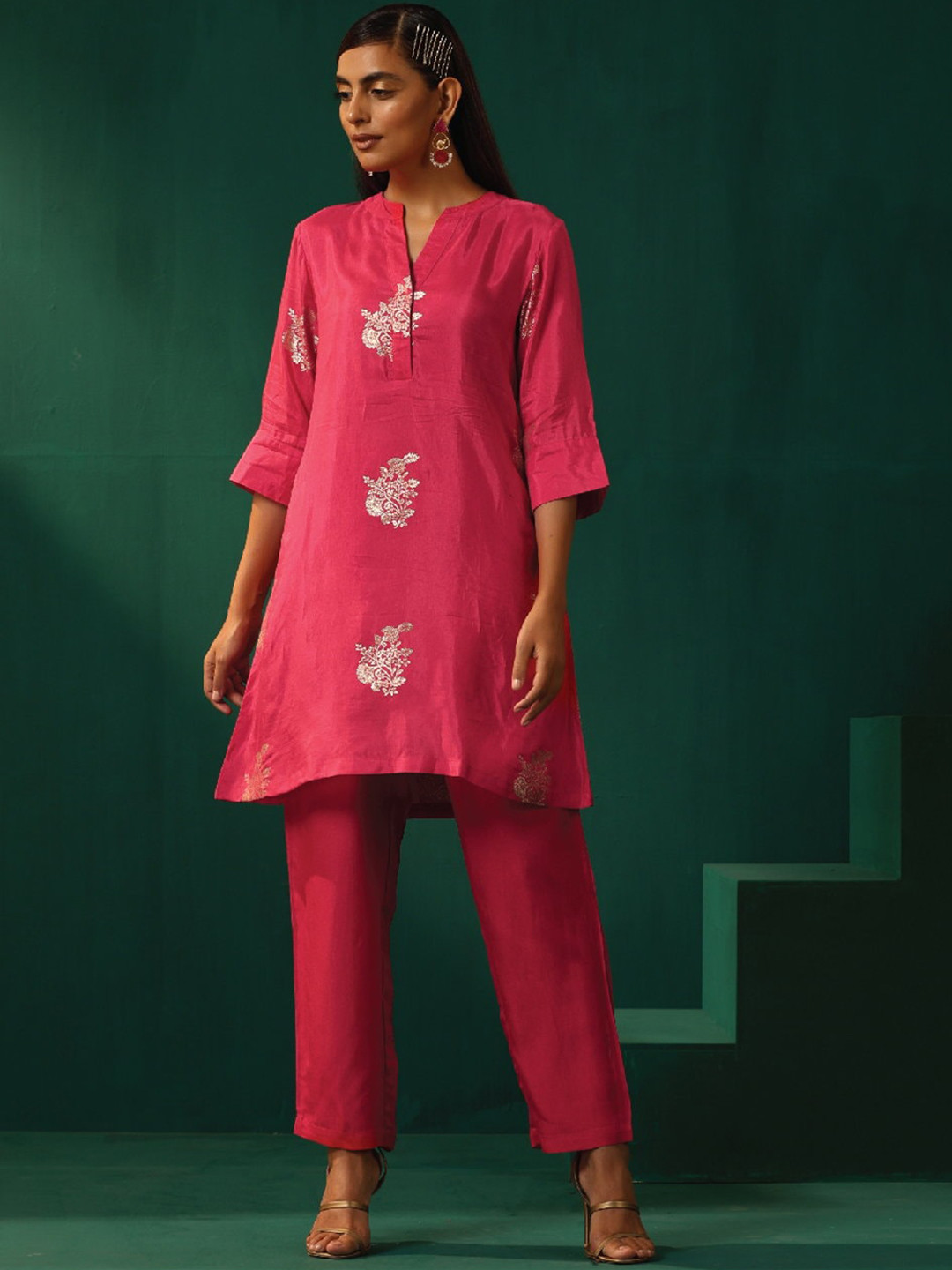 

trueBrowns Mandarin Collar Floral Printed Kurti With Trousers, Pink