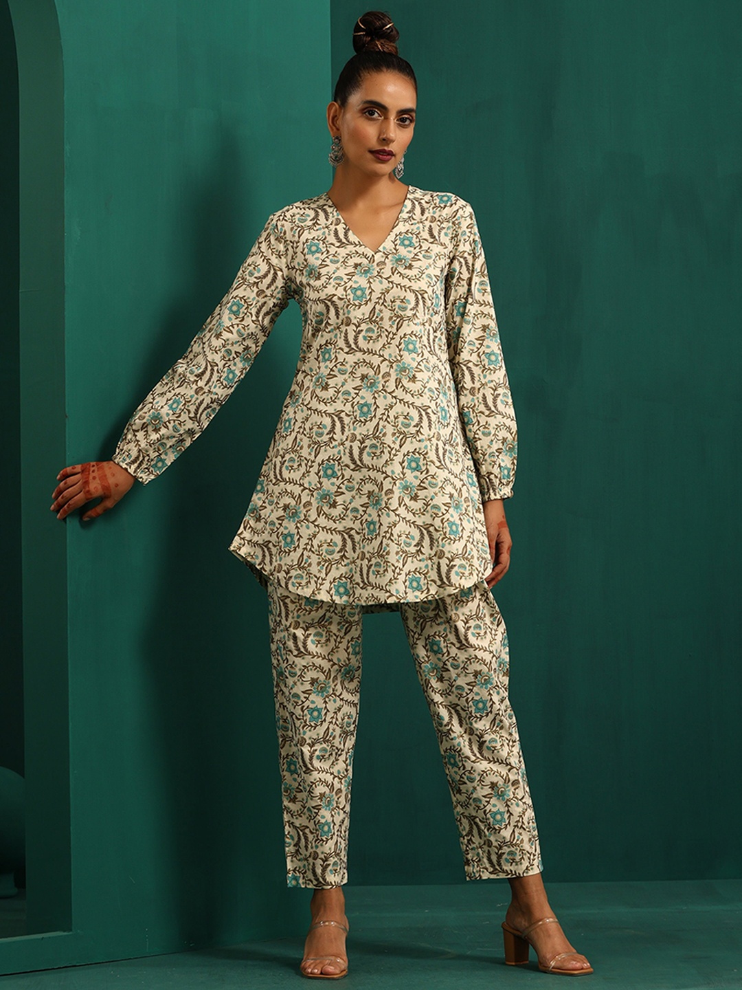 

trueBrowns Floral Printed Pure Cotton A-Line Kurti With Trousers, Off white