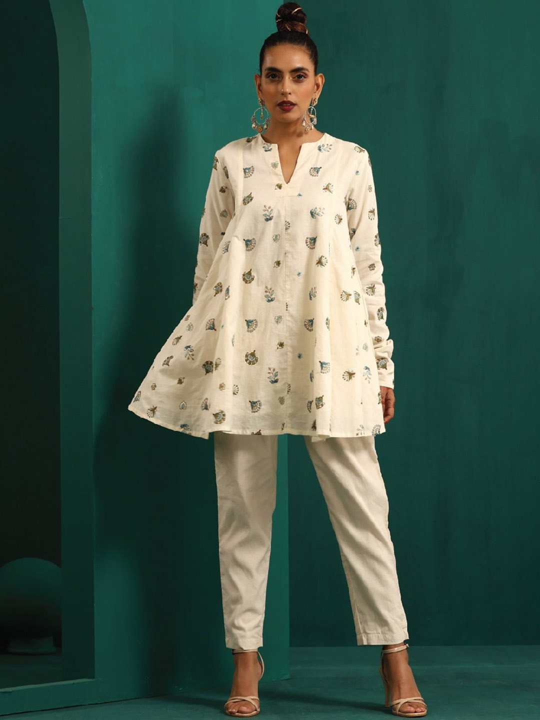 

trueBrowns Floral Embroidered Pure Cotton Top With Trousers Co-Ords, Off white