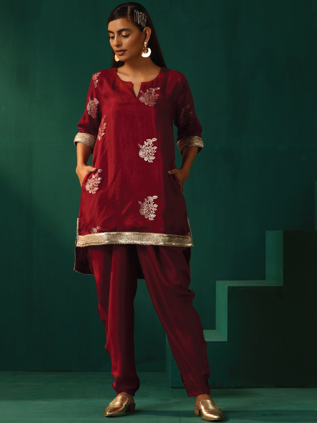 

trueBrowns Woven Design Kurti With Trousers, Maroon