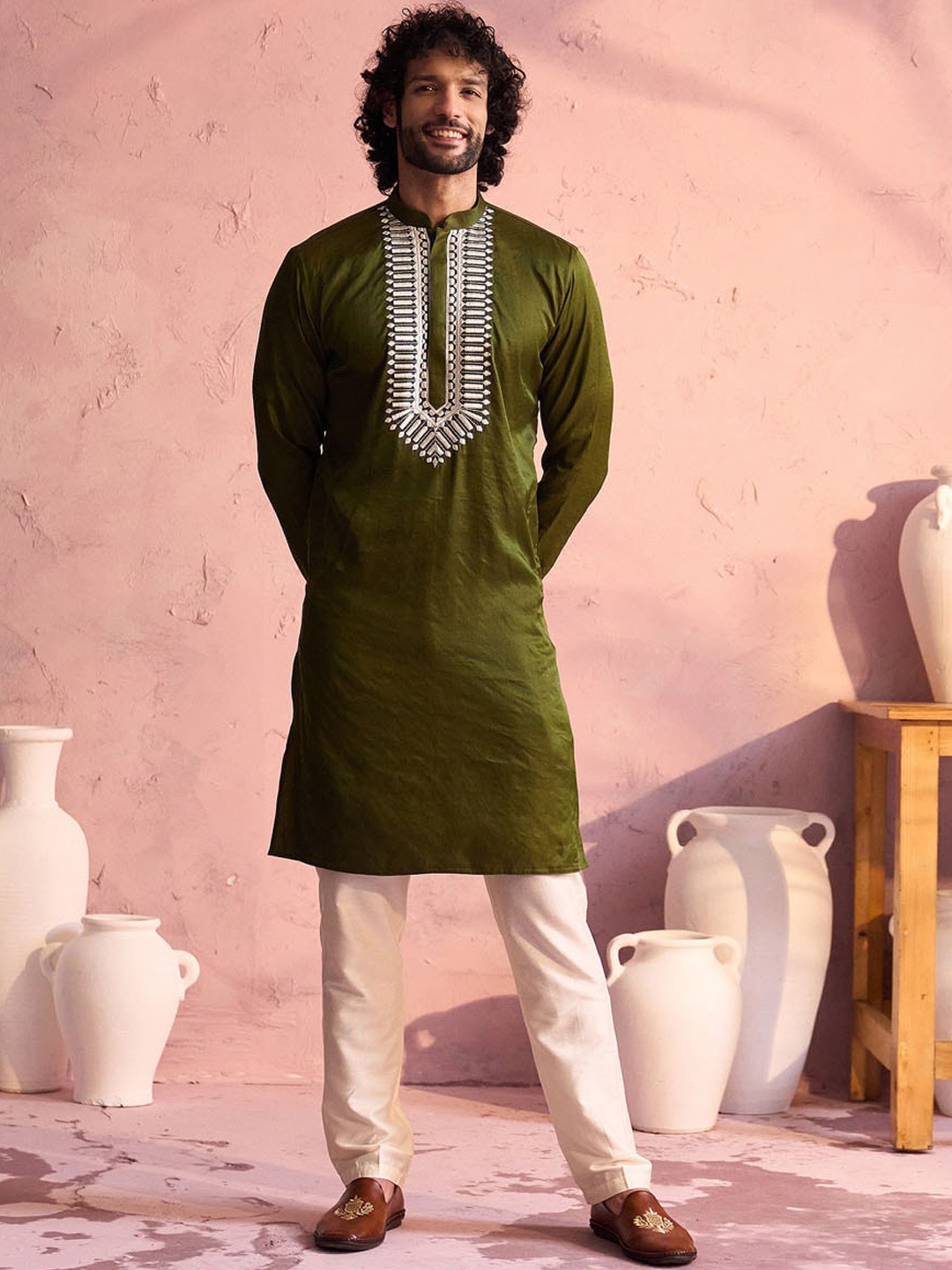 

VASTRAMAY Ethnic Motif Embroidered Regular Straight Kurta with Trousers, Olive