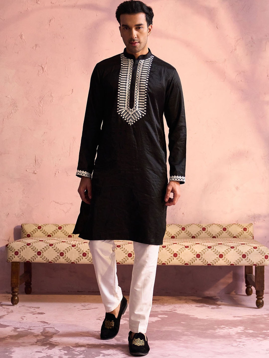 

VASTRAMAY Ethnic Motif Embroidered Regular Straight Kurta with Trousers, Black