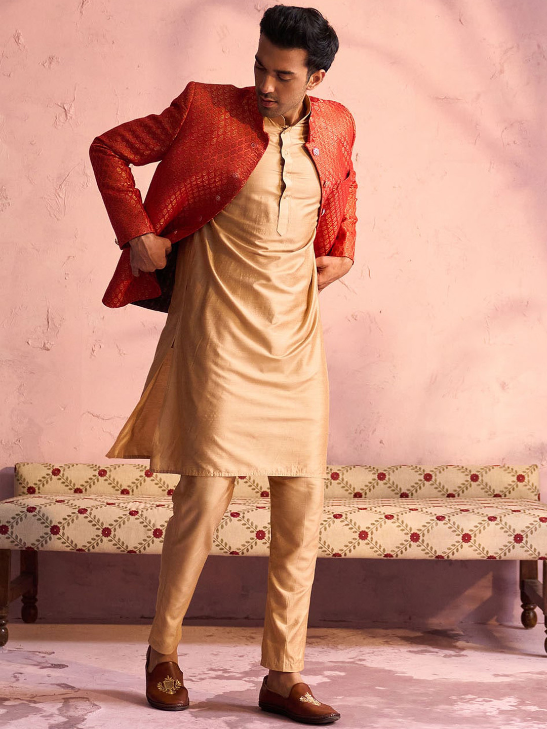 

VASTRAMAY Mandarin Collar Regular Straight Kurta with Trousers With Jacket, Red