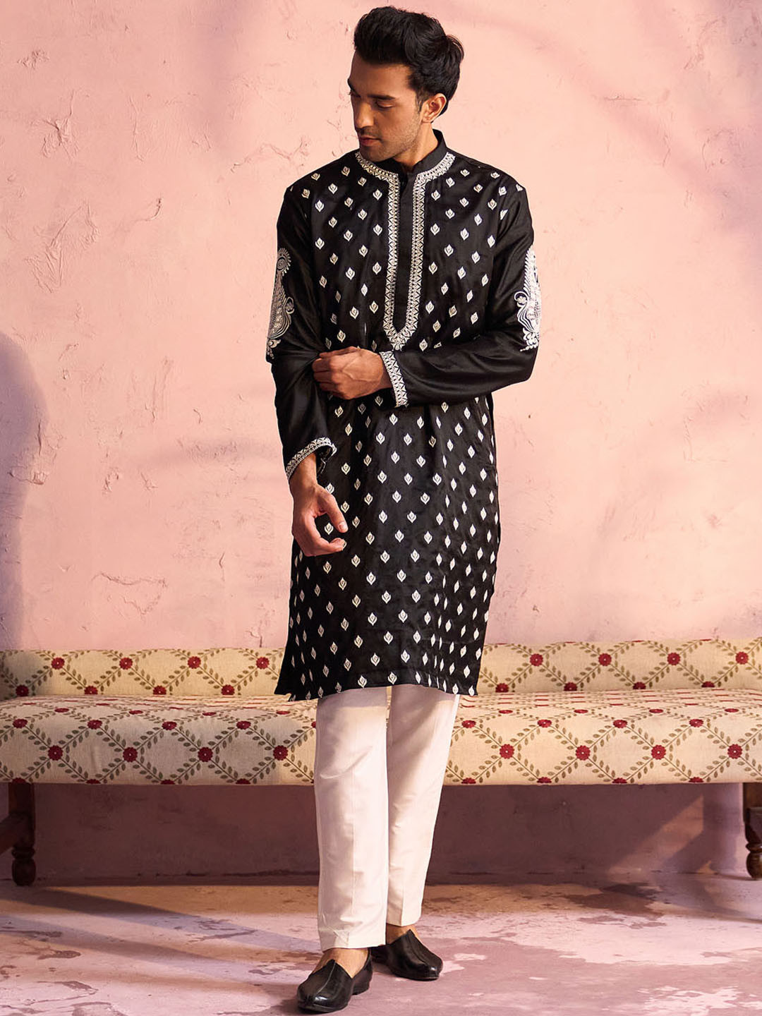 

VASTRAMAY Men Black Floral Embroidered Regular Thread Work Kurta with Trousers
