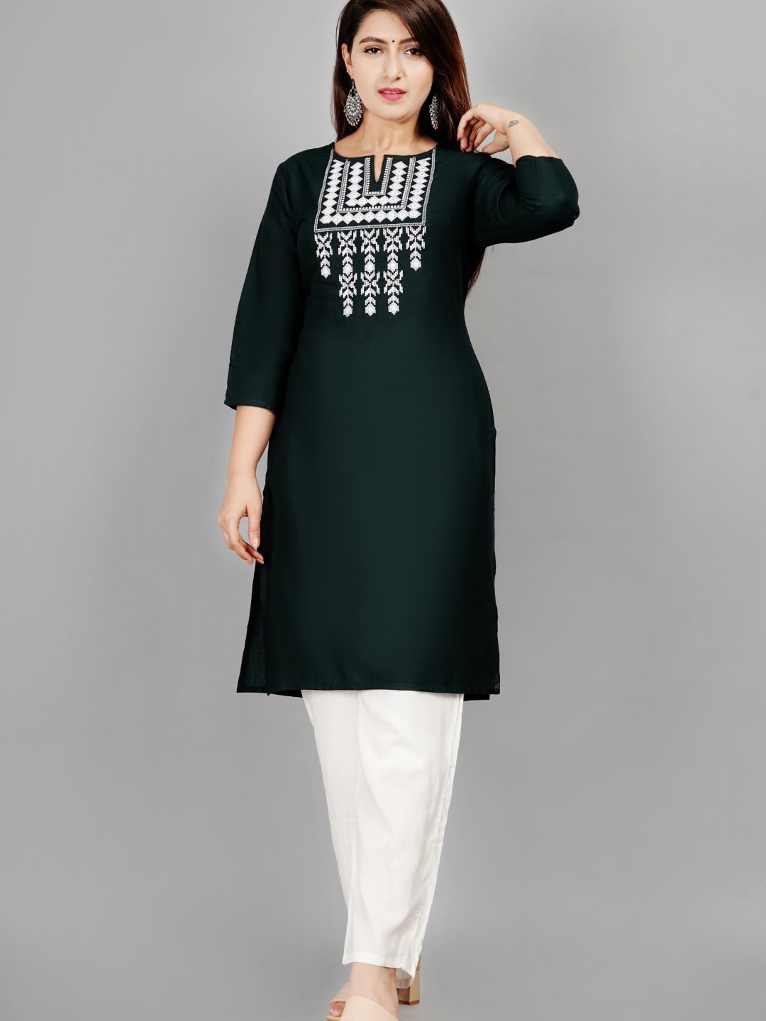 

SIPET Floral Embroidered Regular Kurta with Trousers, Green