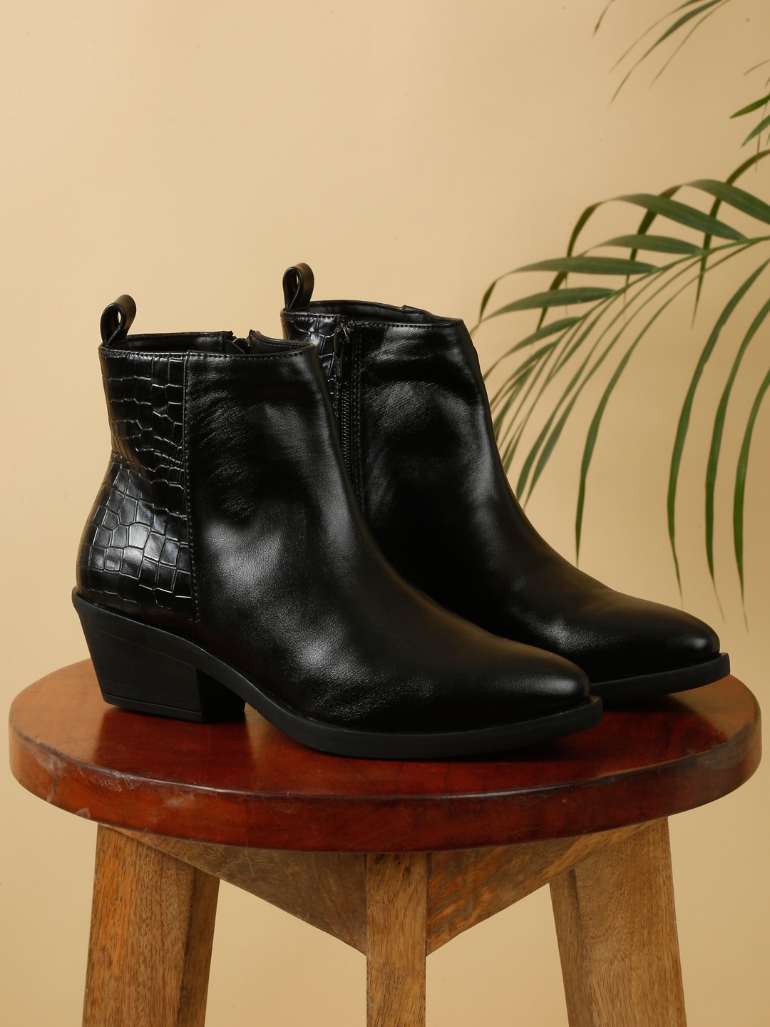 

Flat n Heels Women Textured Mid-Top Regular Boots, Black