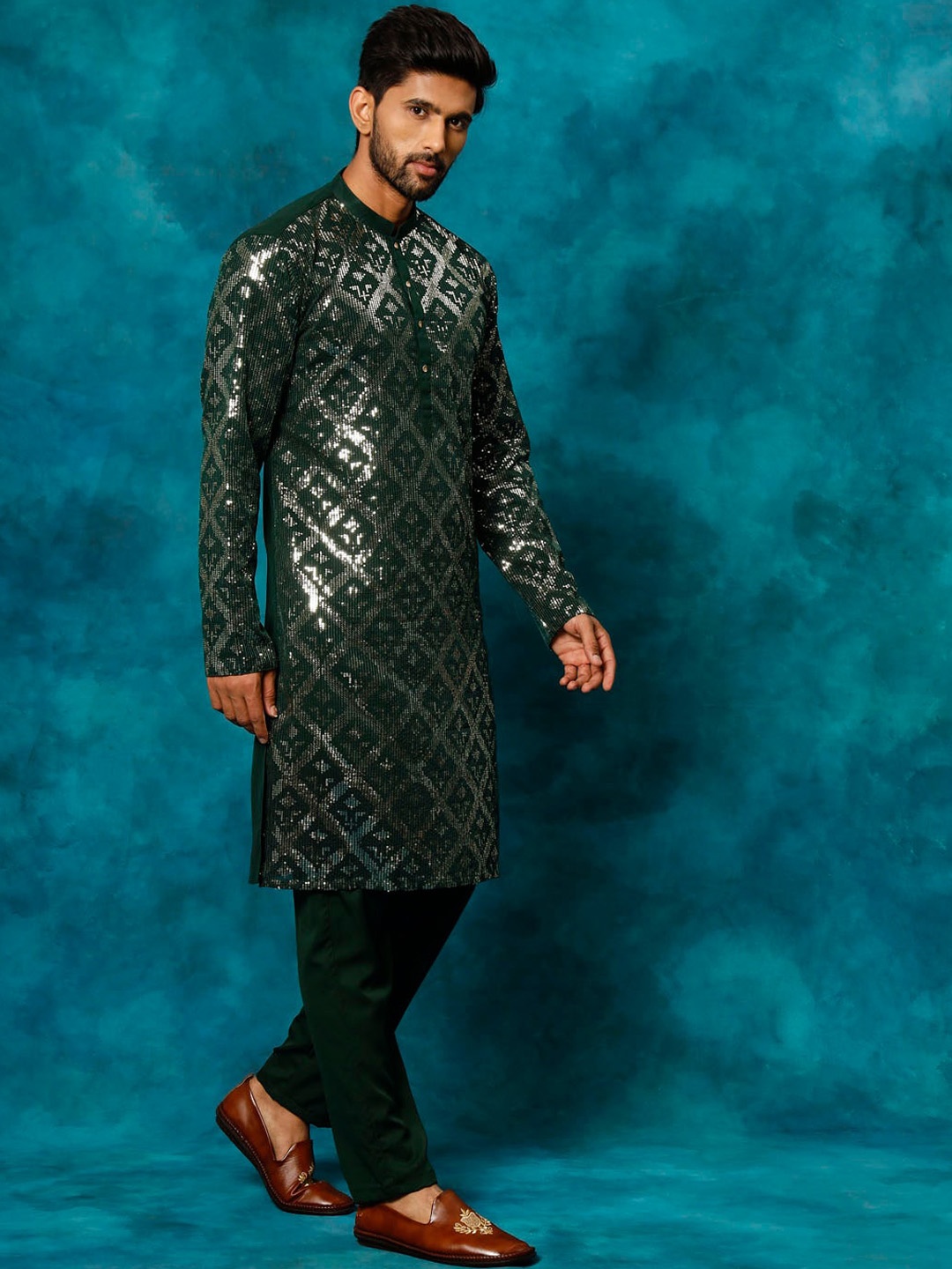 

VASTRAMAY Embellished Mandarin Collar Regular Sequinned Kurta With Pyjamas, Green