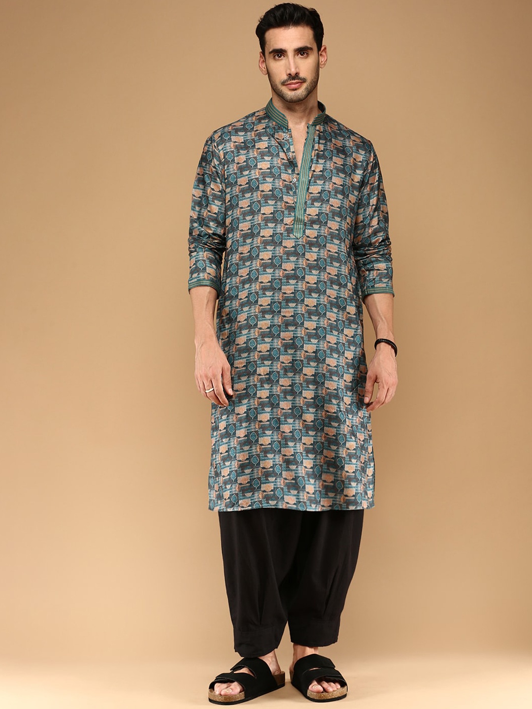 

Sangria Abstract Printed Mandarin Collar Silk Straight Kurta, Teal