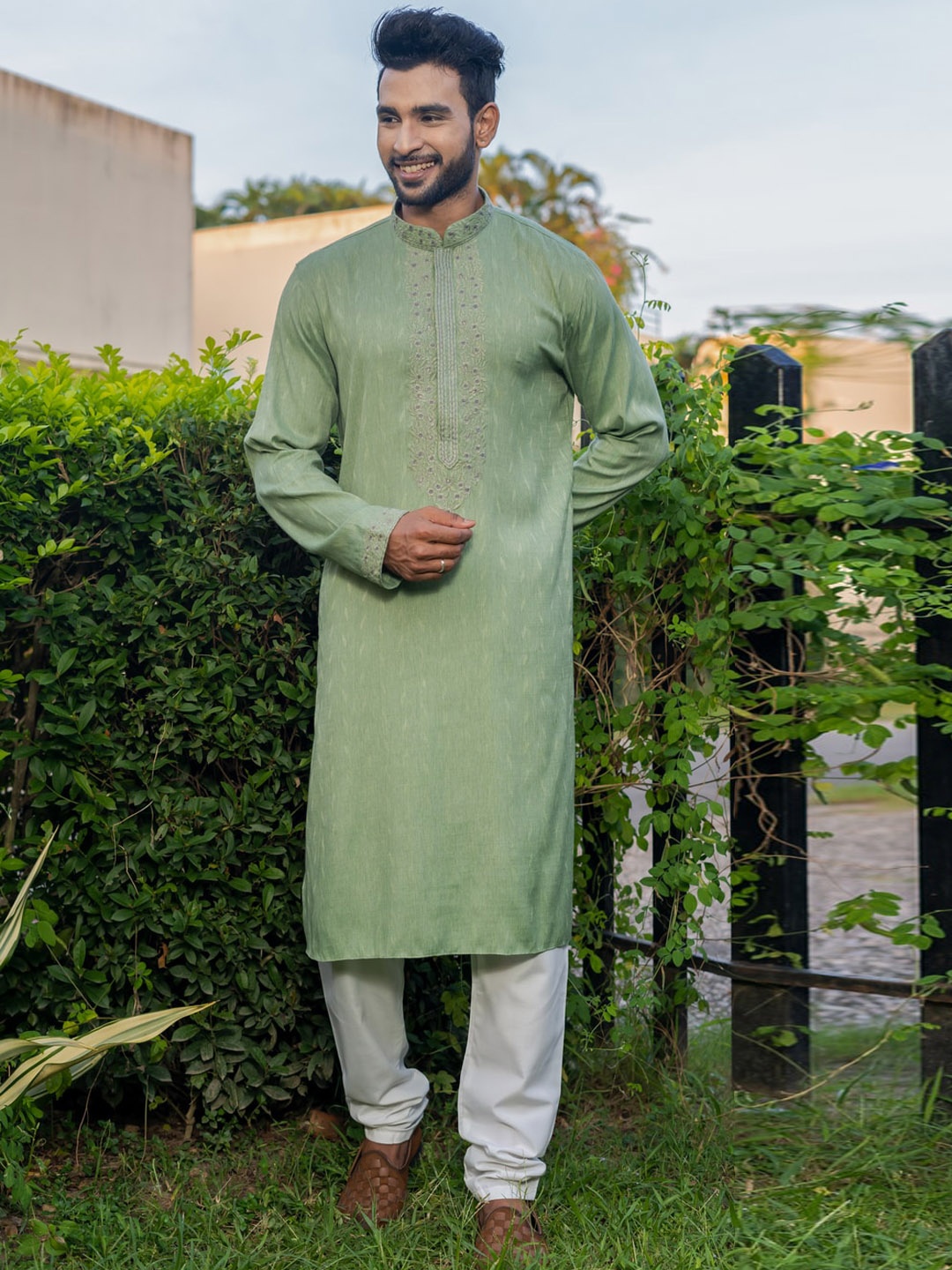 

HU - Handcrafted Uniquely Floral Yoke Design Regular Thread Work Kurta with Churidar, Green