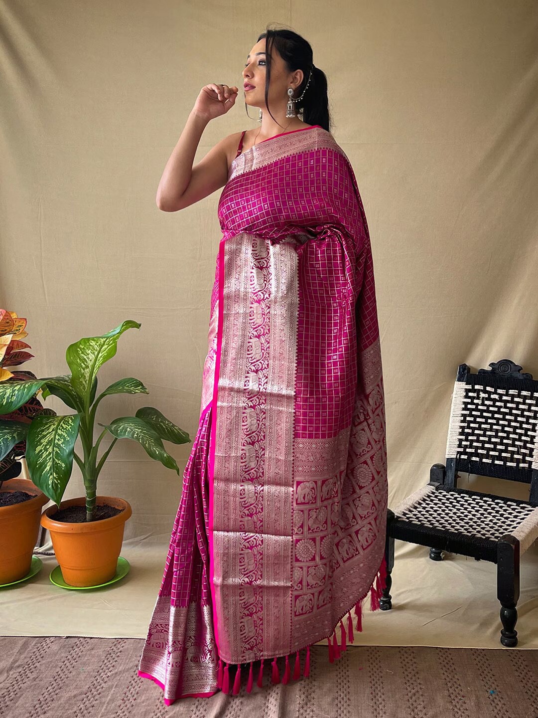 

Mitera Pink & Silver-Toned Geometric Woven Design Zari Kanjeevaram Saree