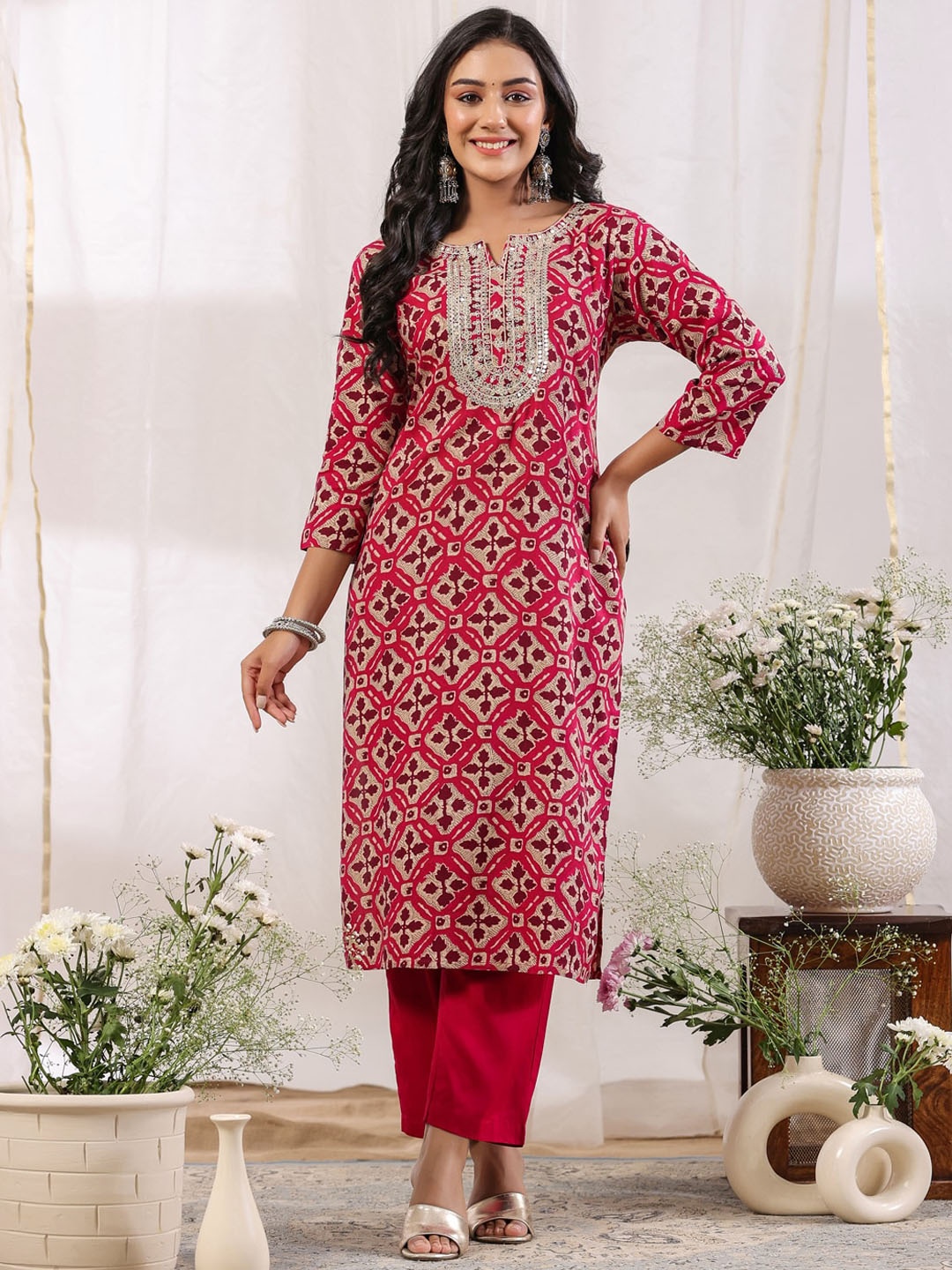 

Ishin Women Fuchsia Ethnic Motifs Printed Regular Kurta with Trousers