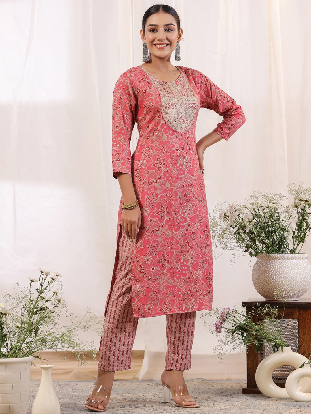 

Ishin Ethnic Motifs Embroidered Regular Kurta with Trousers, Fuchsia