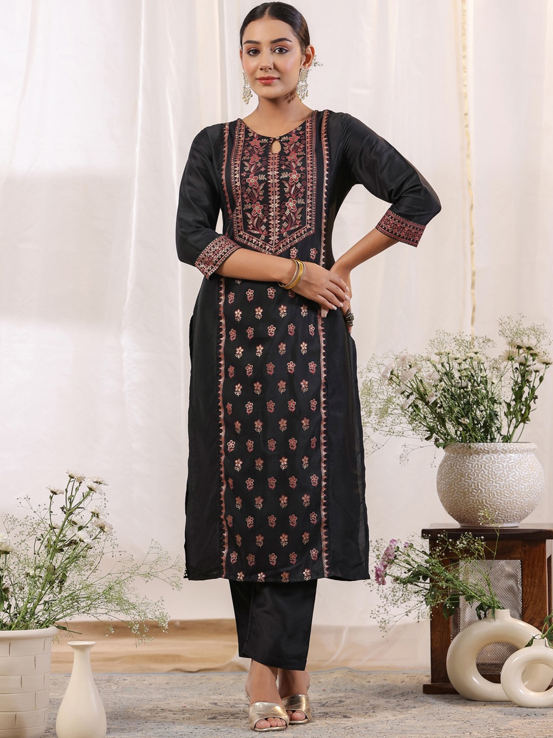 

Ishin Women Black Ethnic Motifs Printed Regular Kurta with Trousers