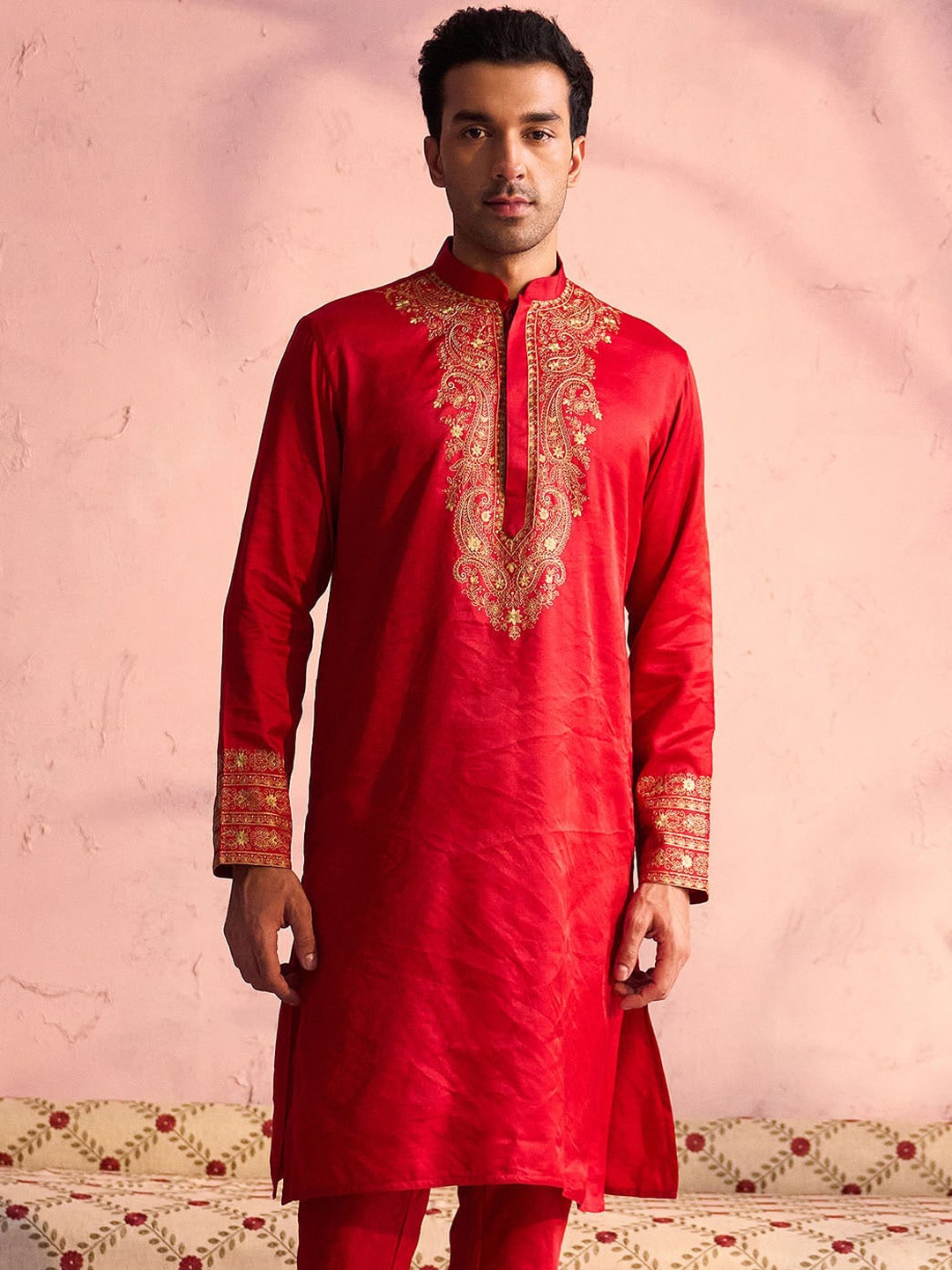 

VASTRAMAY Men Red Embroidered Kurta