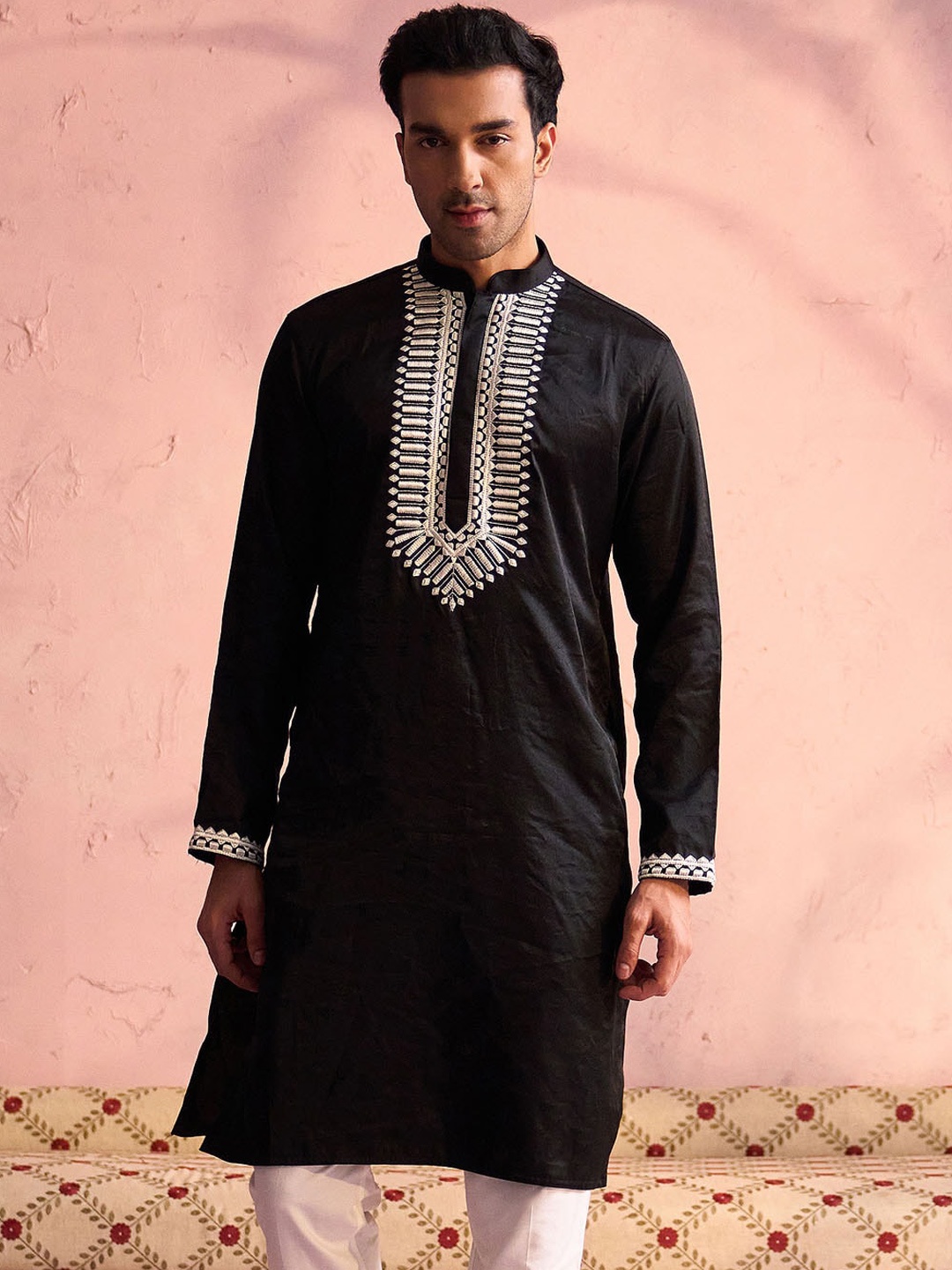 

VASTRAMAY Yoke Embroidered Mandarin Collar Kurta, Black