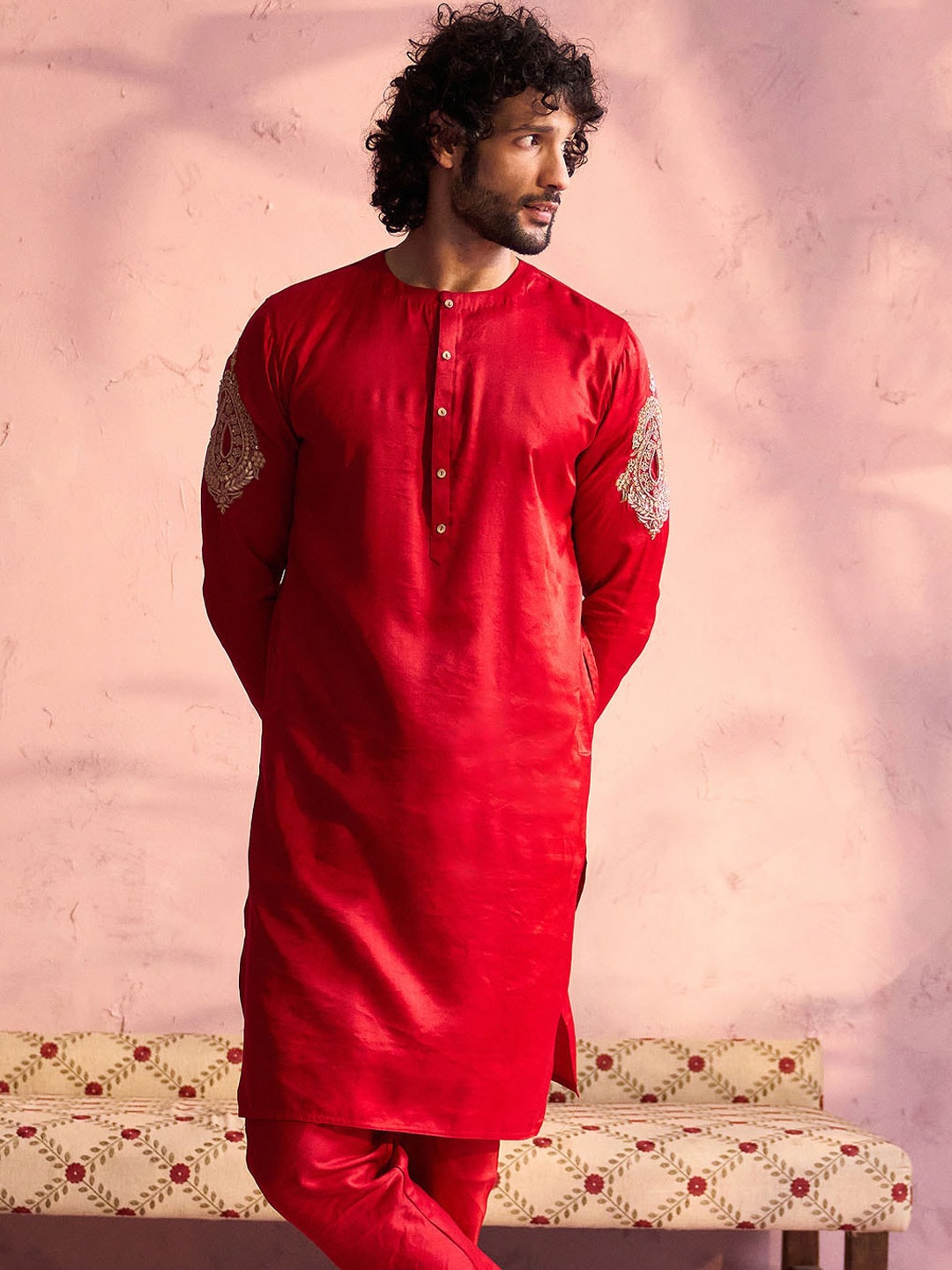 

SHRESTHA BY VASTRAMAY Ethnic Motifs Embroidered Mandarin Collar Kurta, Red