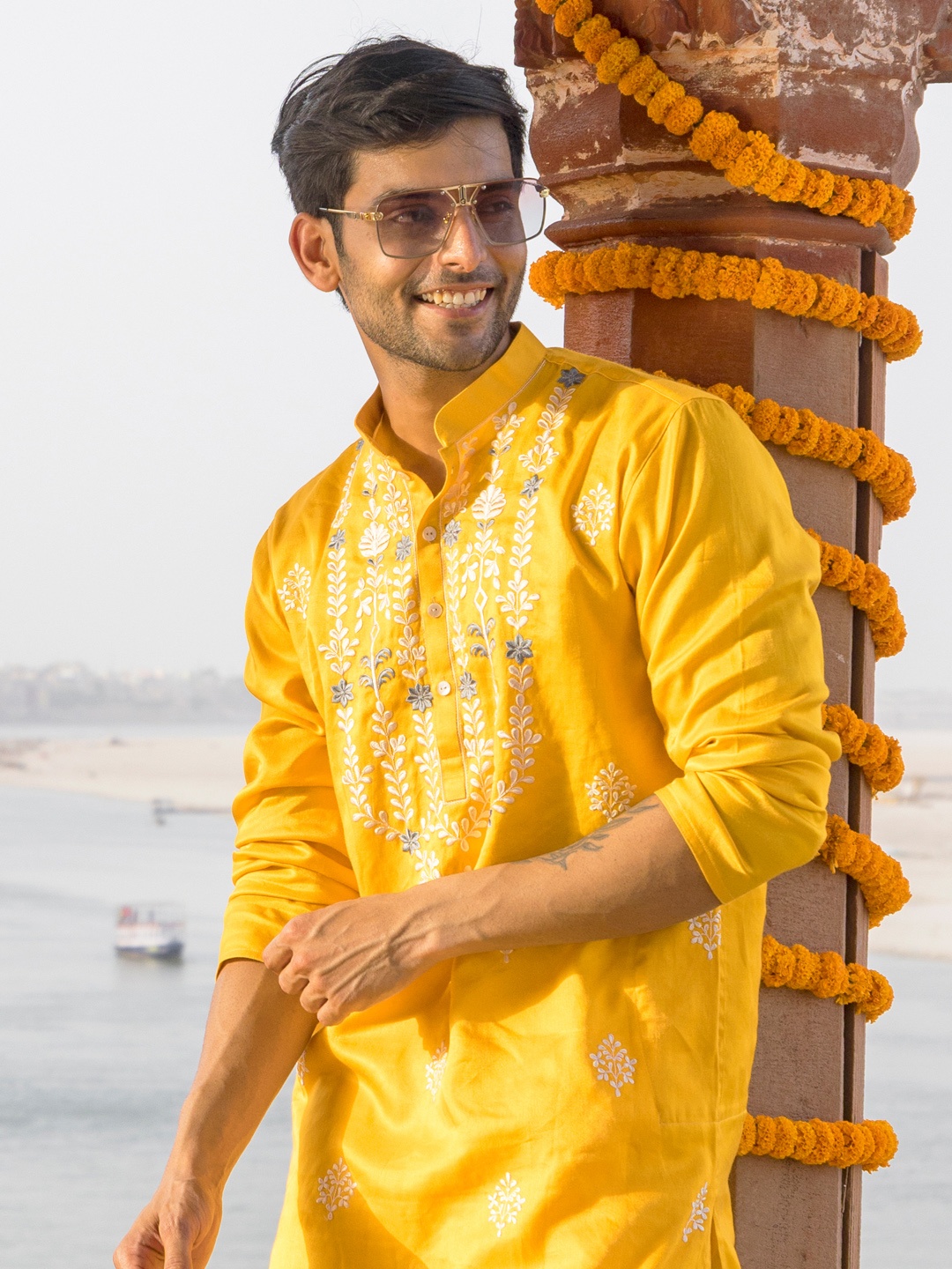 

VASTRAMAY Men Yellow Geometric Yoke Design Thread Work Kurta