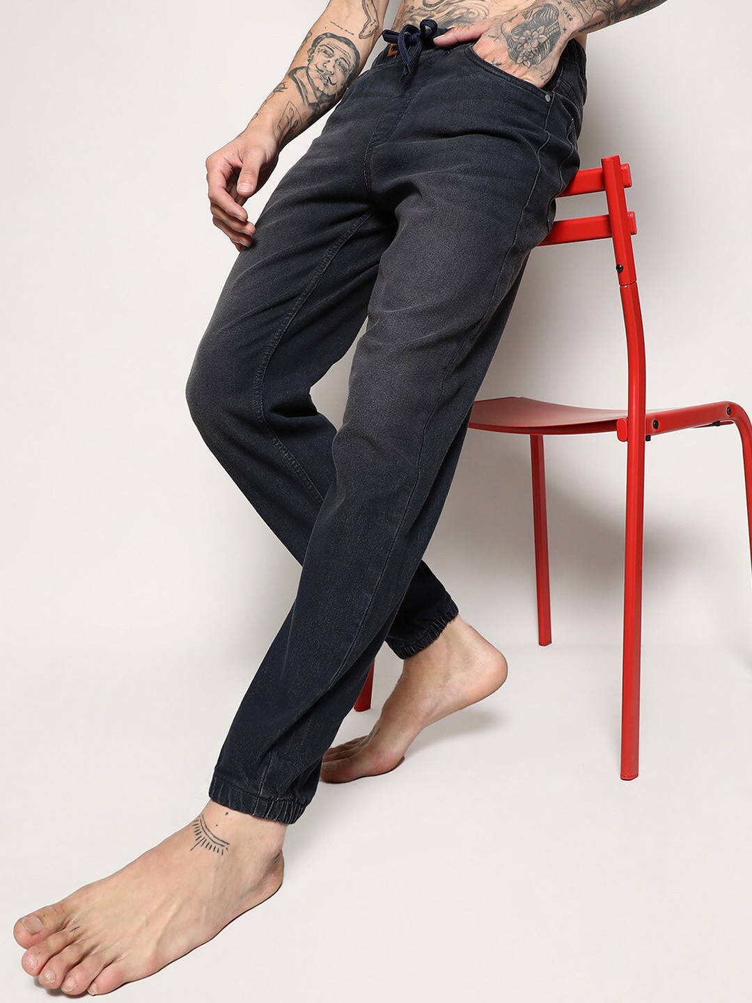 

Campus Sutra Men Grey Smart Slim Fit Low Distress Light Fade Stretchable Jeans