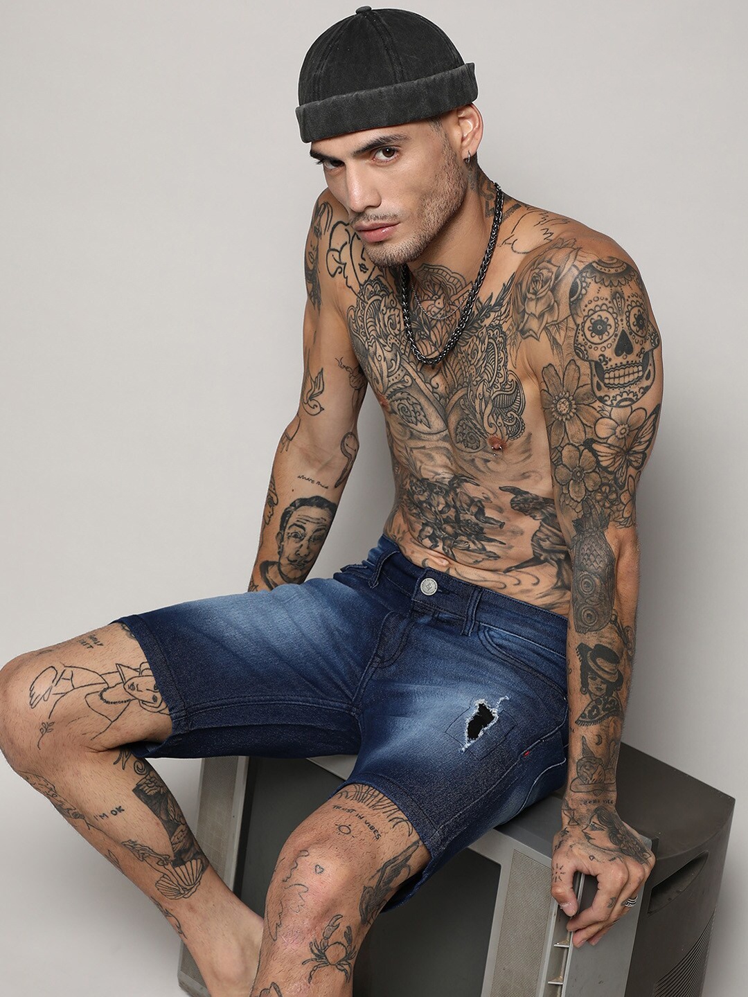 

Campus Sutra Men Washed Outdoor Cotton Denim Shorts with Technology, Navy blue