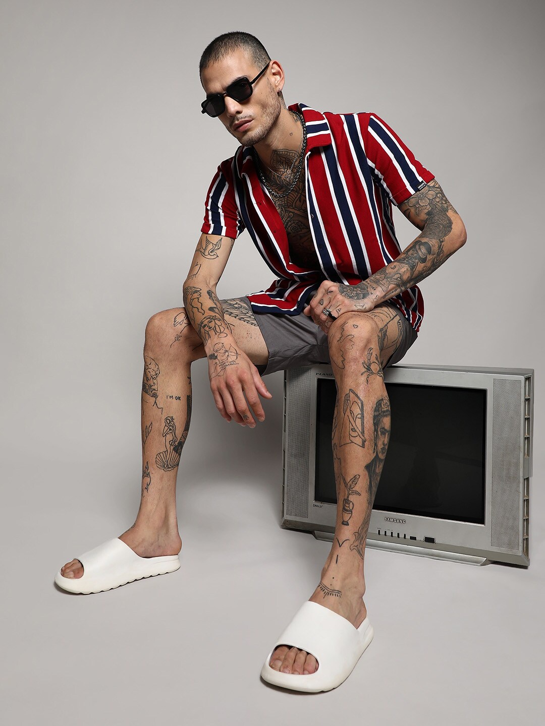 

Campus Sutra White & Red Classic Vertical Stripes Cotton Casual Shirt