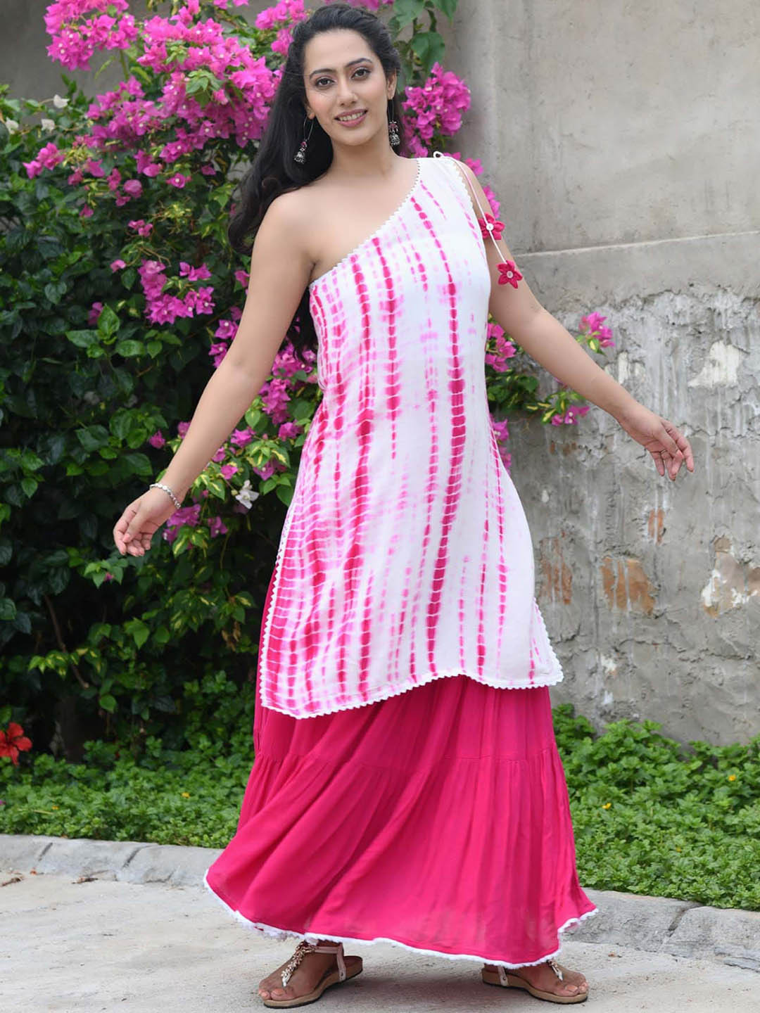 

Aaheli Tie & Dye One Shoulder Straight Kurta With Skirt, Fuchsia