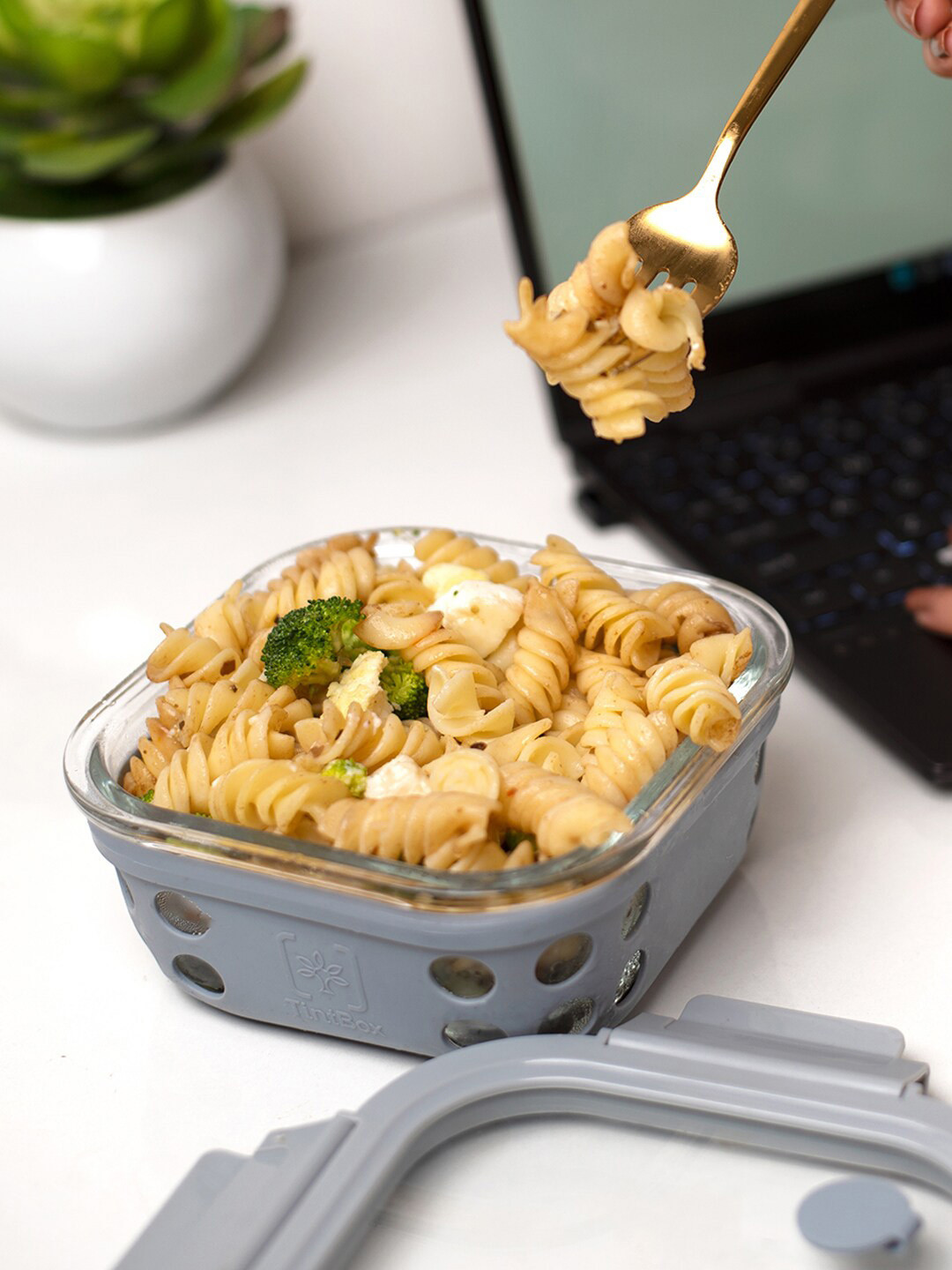 

TintBox Glass Lunch Box with Glass Lid and Silicone Sleeve 500 Ml, Transparent