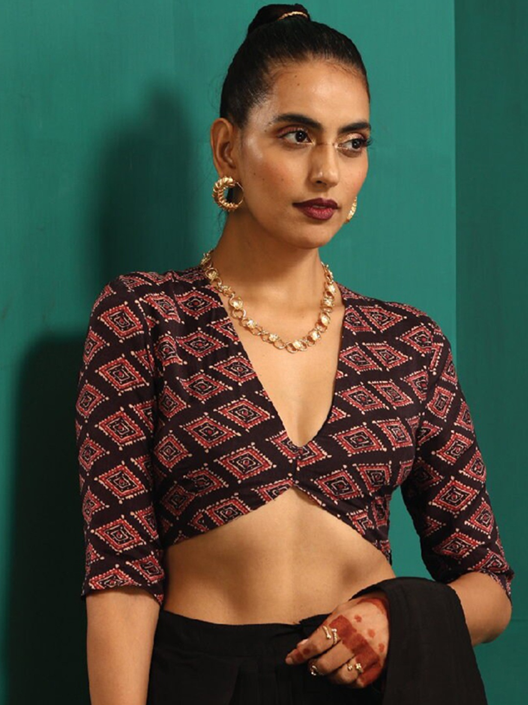 

trueBrowns Ethnic Motifs Printed Muslin Silk V-Neck Saree Blouse, Black
