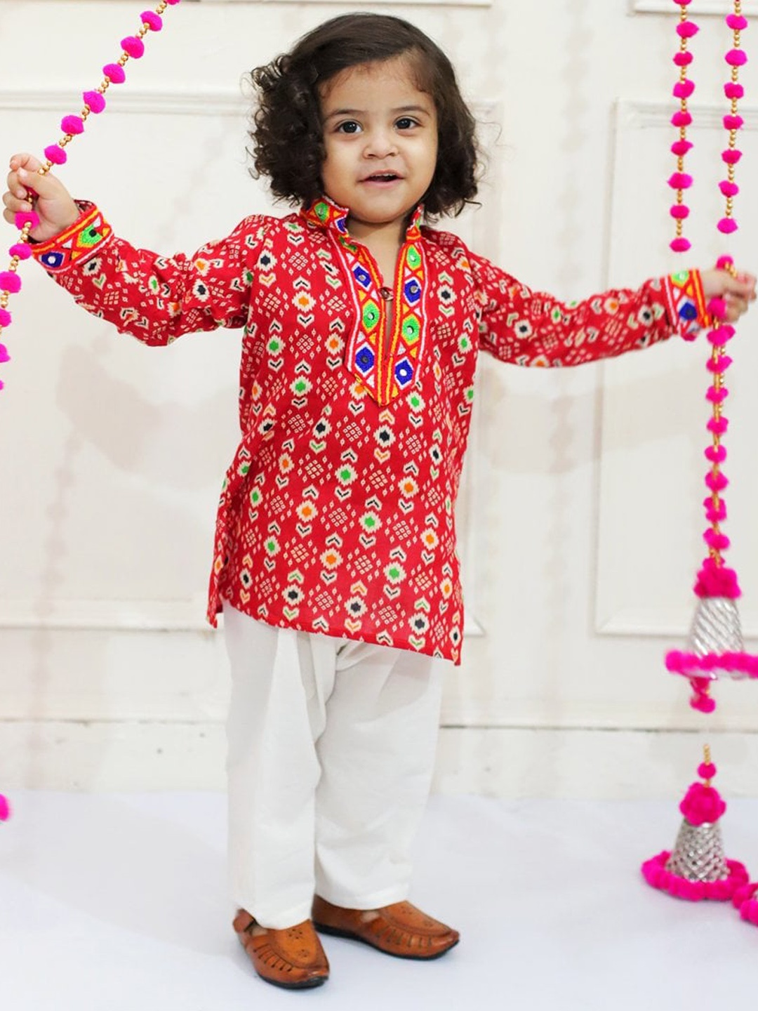 

BownBee Boys Ethnic Motifs Printed Regular Thread Work Pure Cotton Kurta with Pyjamas, Red