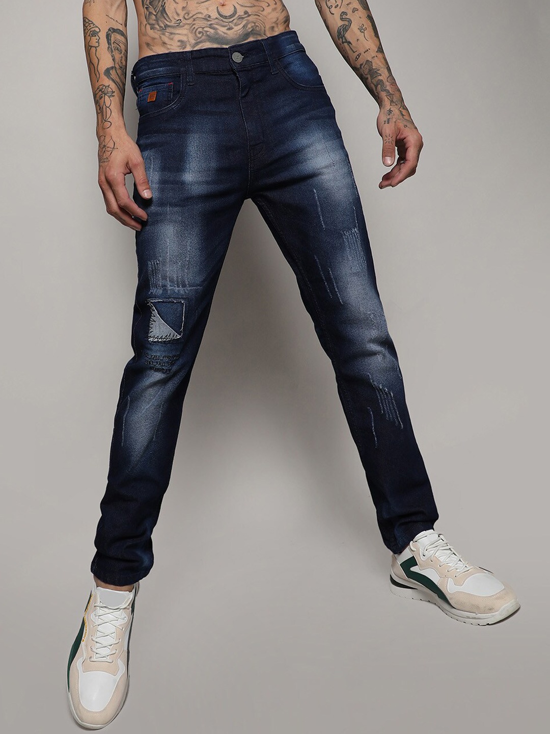 

Campus Sutra Men Smart Slim Fit Mildly Distressed Light Fade Jeans, Blue
