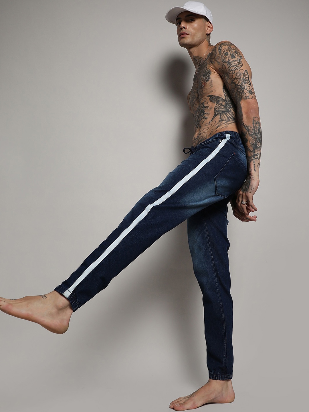 

Campus Sutra Men Smart Slim Fit Light Fade Clean Look Jeans, Navy blue
