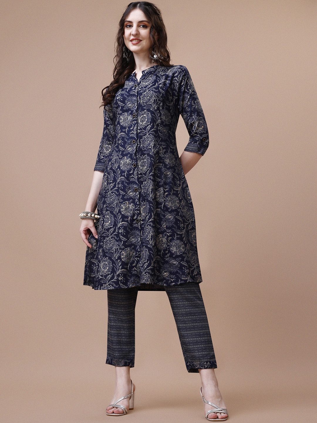 

Vaidehi Fashion Floral Printed Regular Kurta With Trousers, Blue