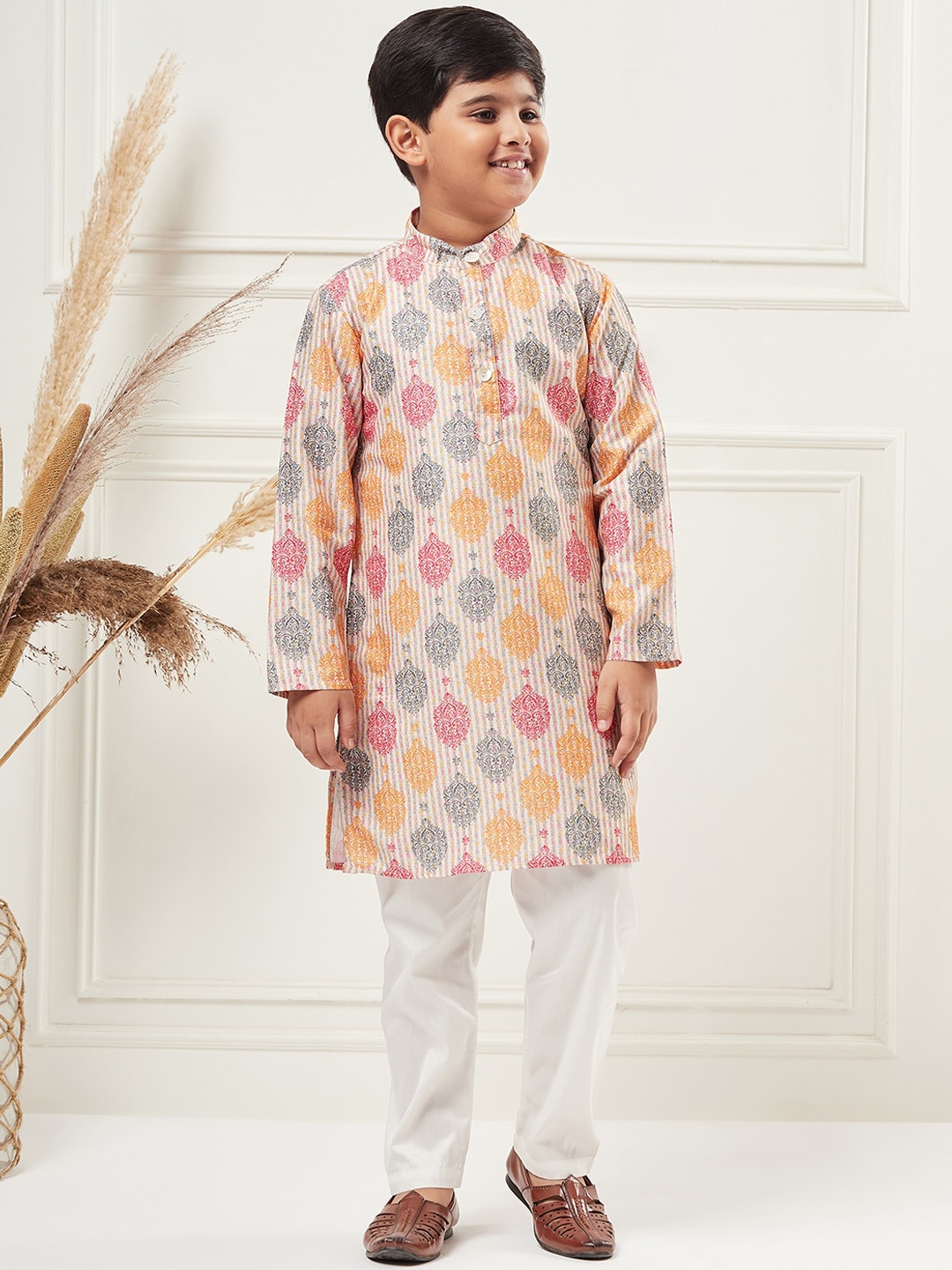 

Stylo Bug Boys Ethnic Motifs Printed Regular Kurta with Trousers, Peach