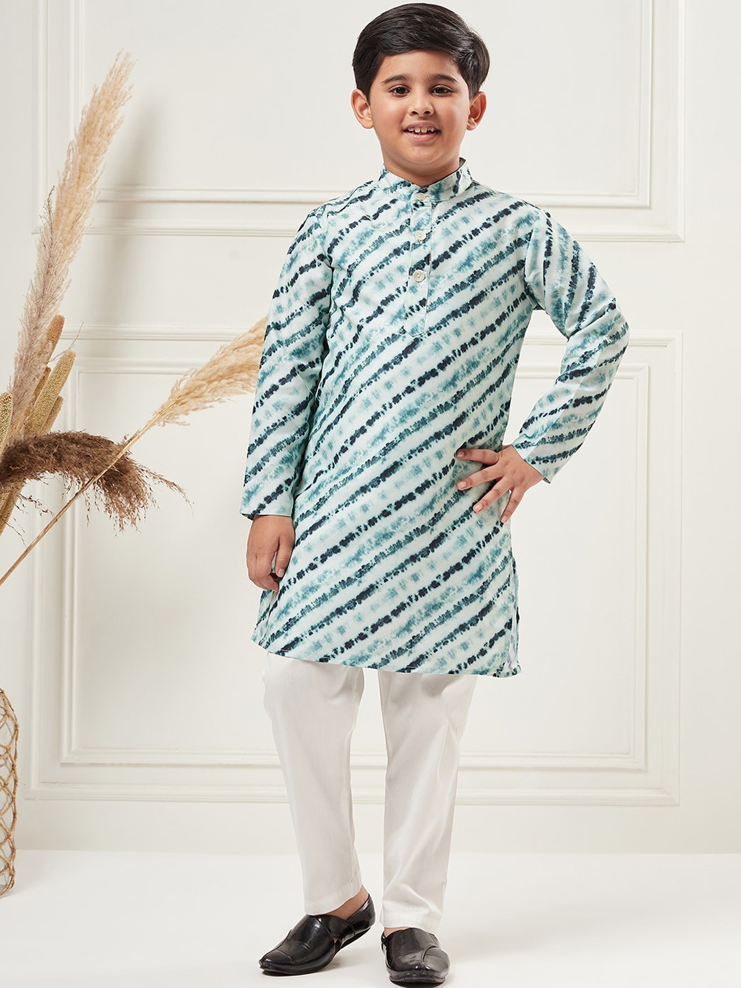 

Stylo Bug Boys Dyed Band Collar Regular Kurta With Trousers, Green
