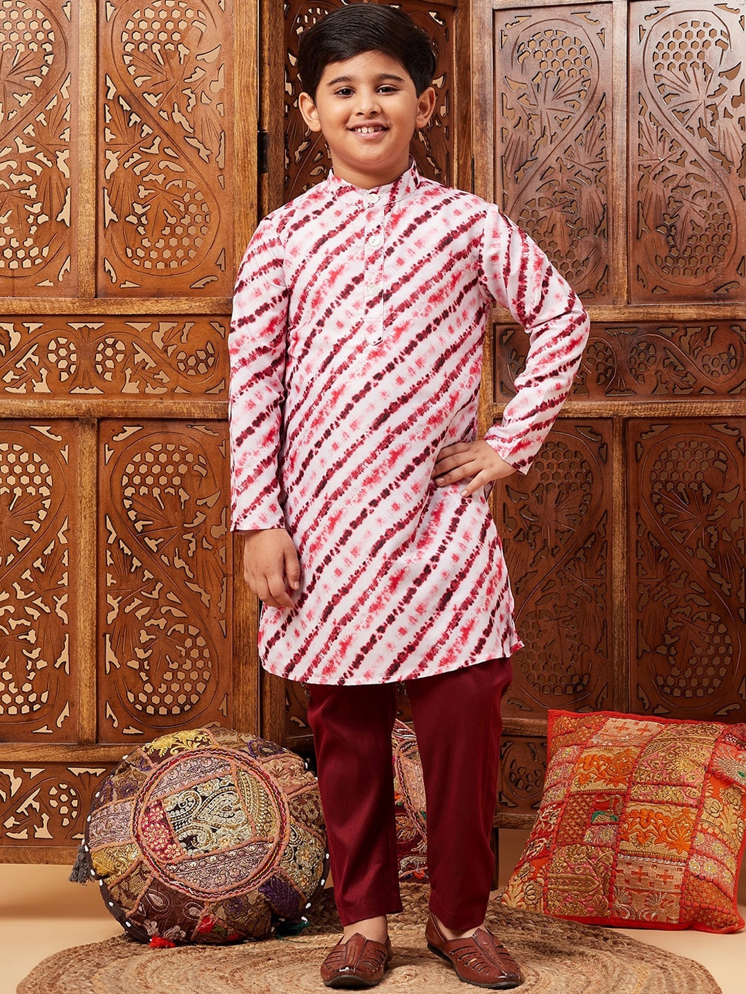 

Stylo Bug Boys Leheriya Striped Regular Kurta & Pyjamas, Maroon