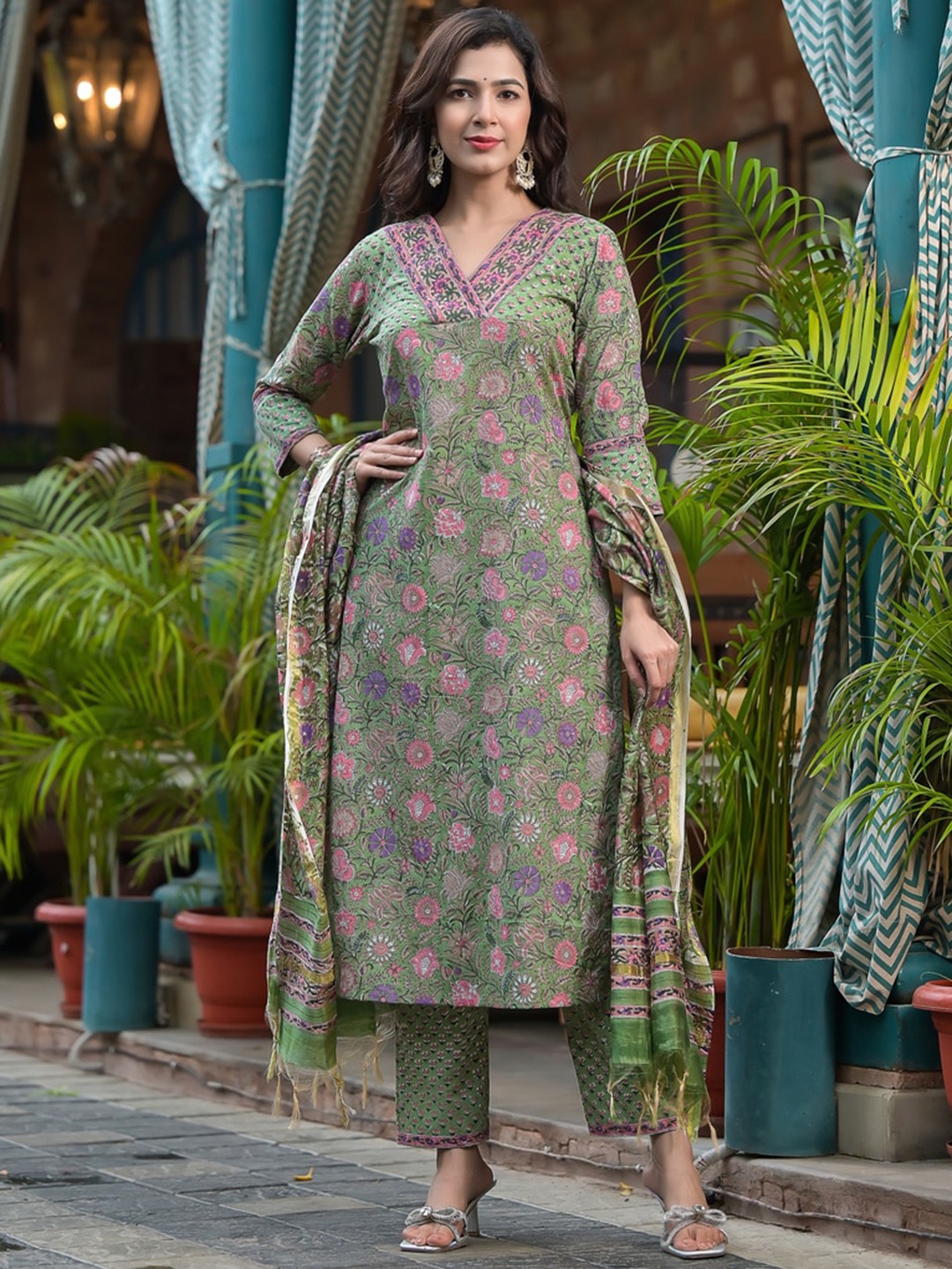 

Jaipuri Adaah Floral Printed Regular Pure Cotton Kurta with Trousers & Dupatta, Green