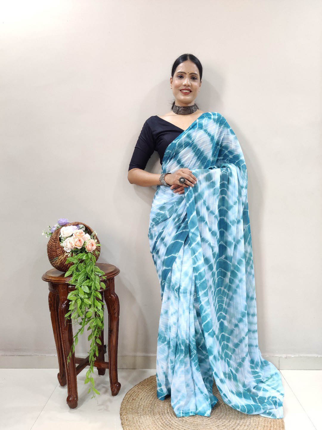 

VEERAX Tie & Dye Pure Georgette Ready To Wear Saree, White